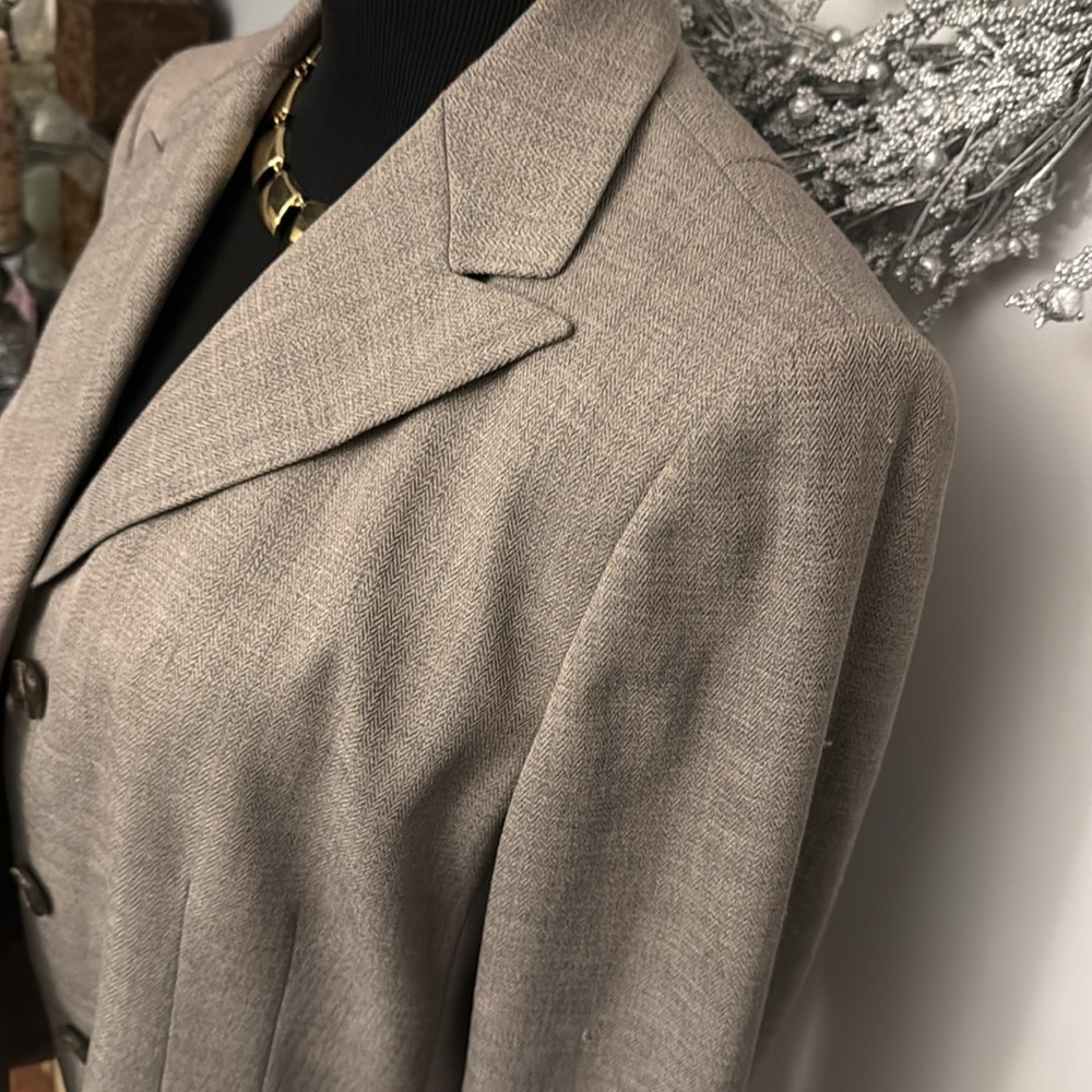 Skirt suit - Picture 4 of 9